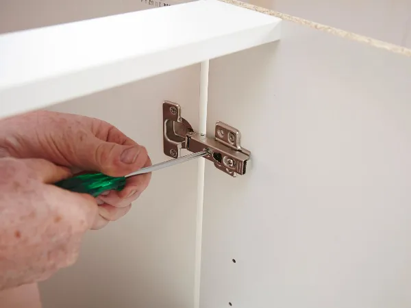 How to Put Hinges on a Cupboard Door